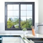 Fenêtre aluminium noire avec petits bois dans une cuisine