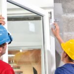 Poseurs installant une fenêtre
