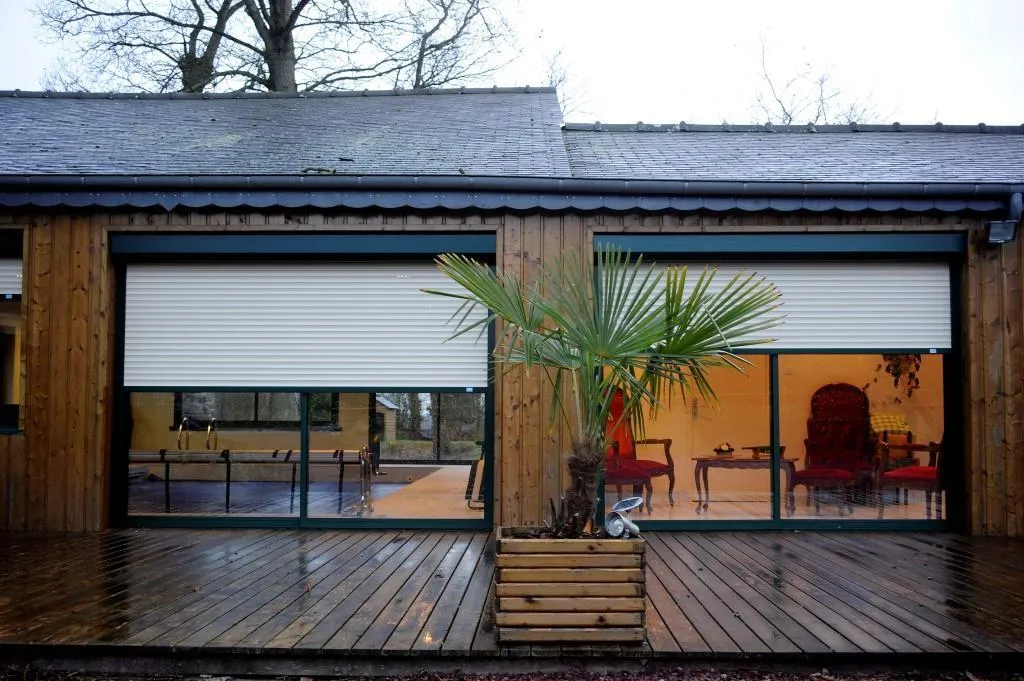 Volet roulant gris de rénovation posé sur une maison