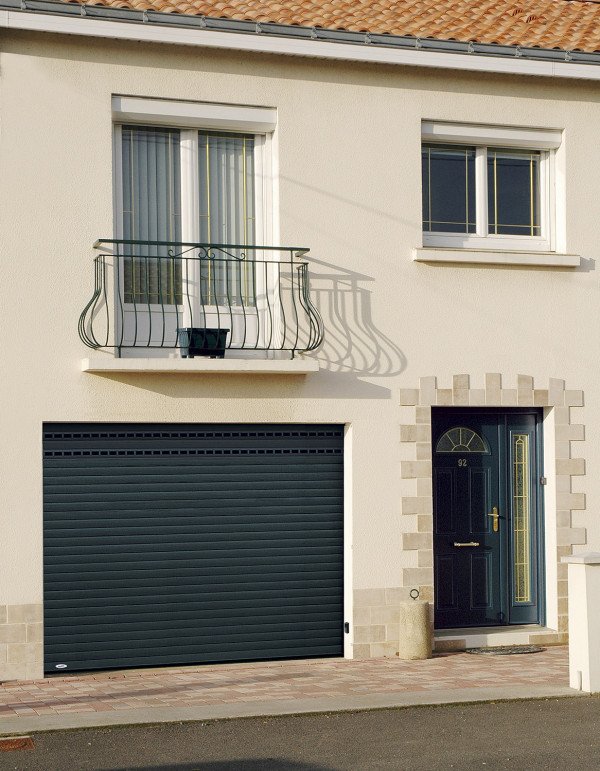 Maison avec porte de garage enroulable grise