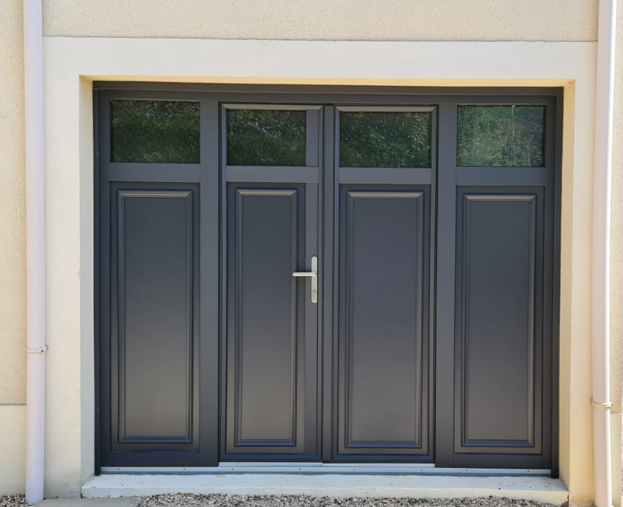 Porte de garage battante anthracite à quatre vantaux avec impostes vitrées