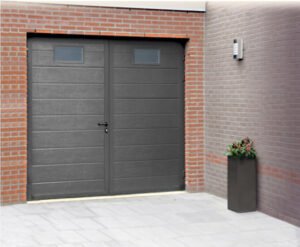 Porte de garage battante grise sur façade en brique