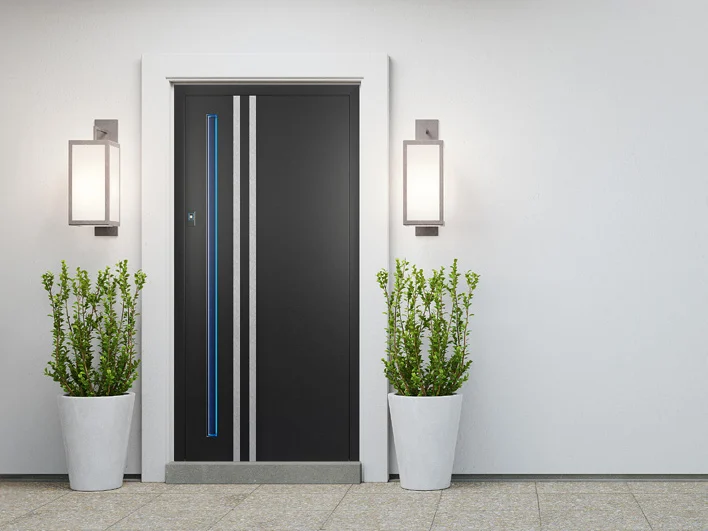 Porte d'entrée aluminium noire à lignes inox encadrée de deux appliques murales