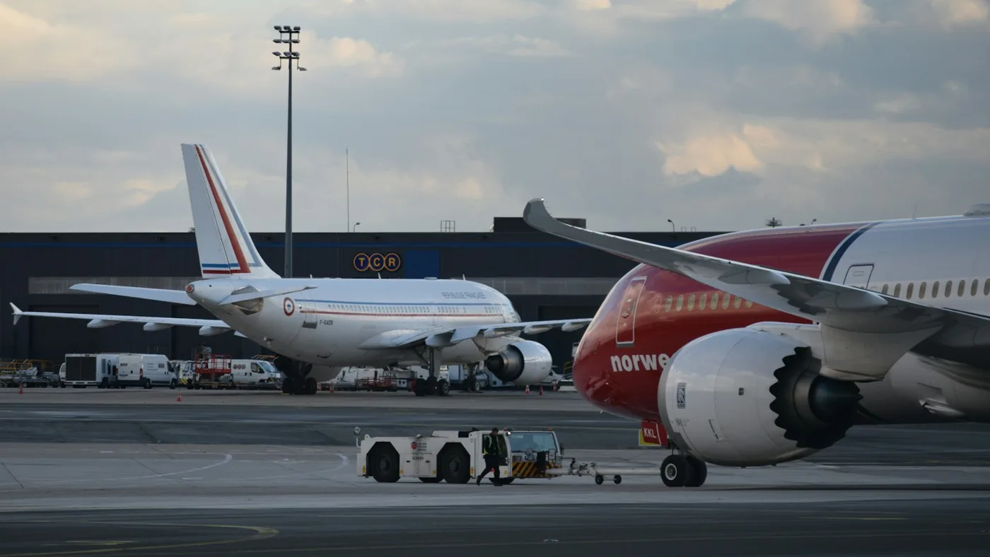 Avions sur les pistes de l'aéroport Paris-Charles-de-Gaulle à Roissy