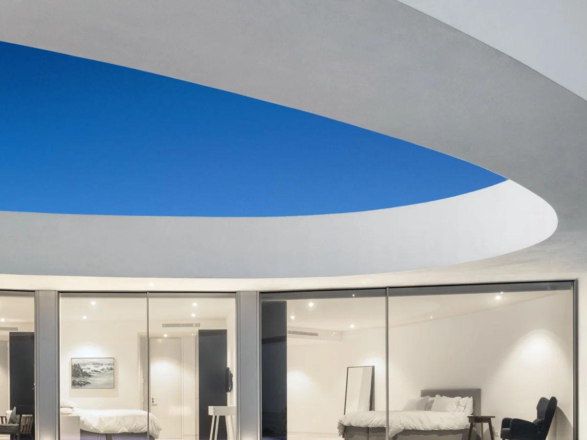 Maison blanche avec grandes baies vitrées aluminium