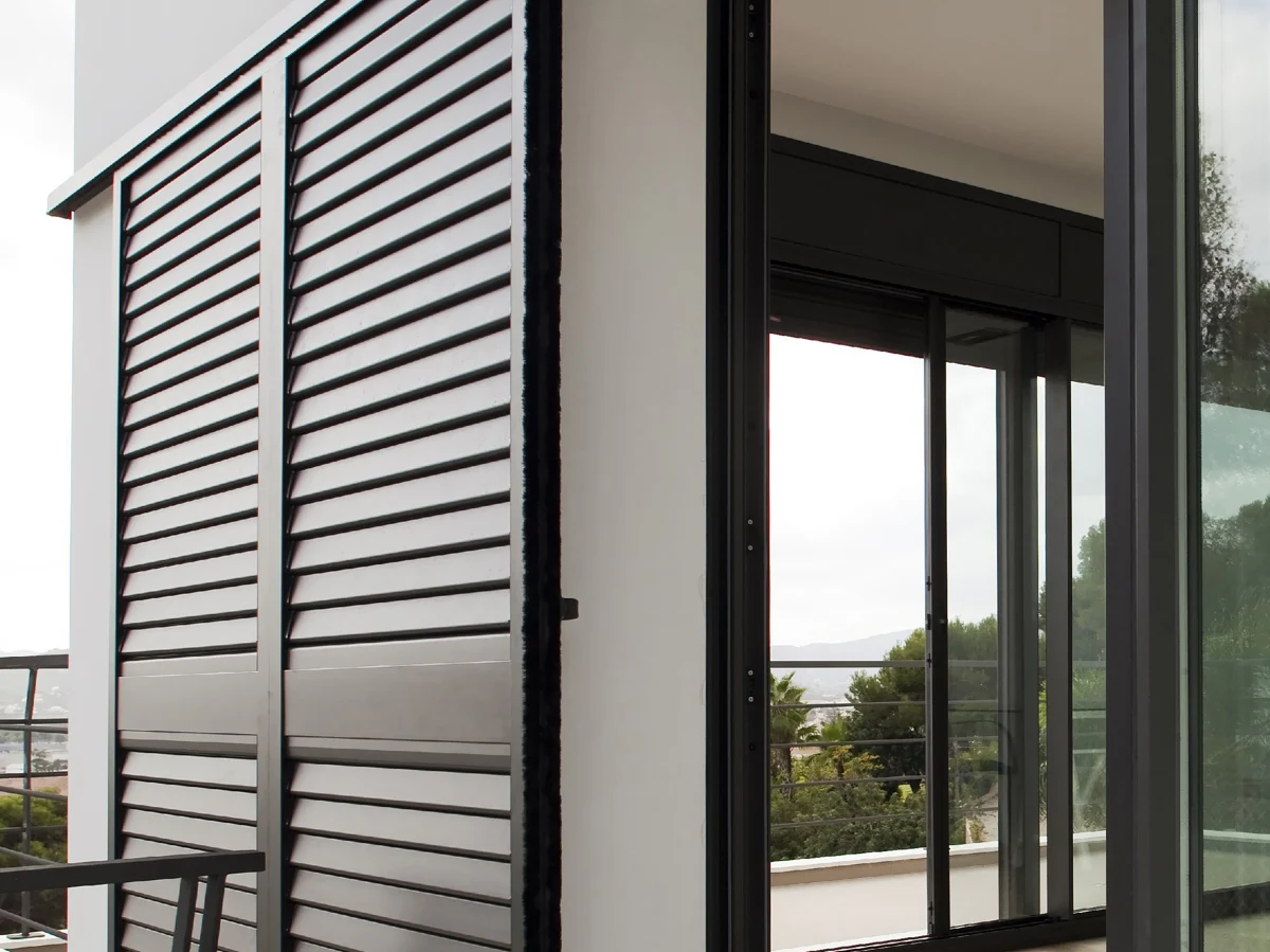 Fenêtre aluminium noire vue de l'intérieur