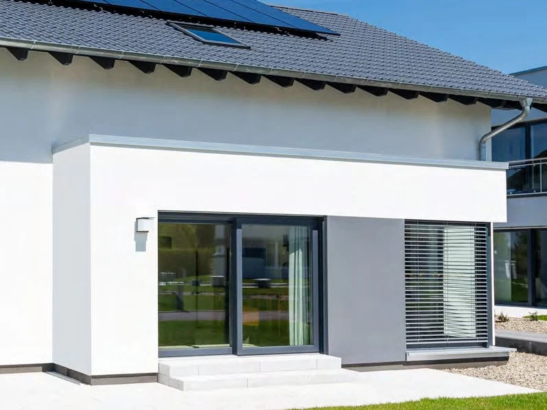 Maison neuve avec fenêtres et porte-fenêtre PVC blanches