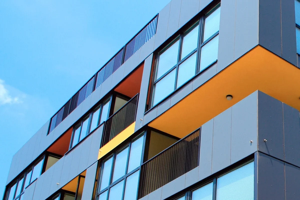 Immeuble avec fenêtres aluminium anthracite
