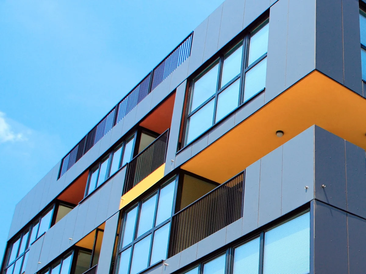 Immeuble avec fenêtres aluminium anthracite
