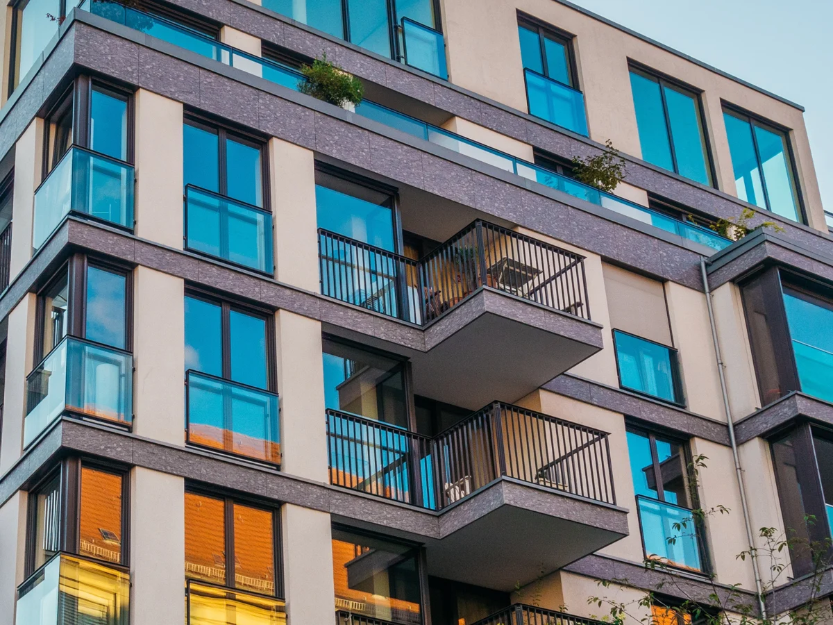 Immeuble en brique avec fenêtres aluminium