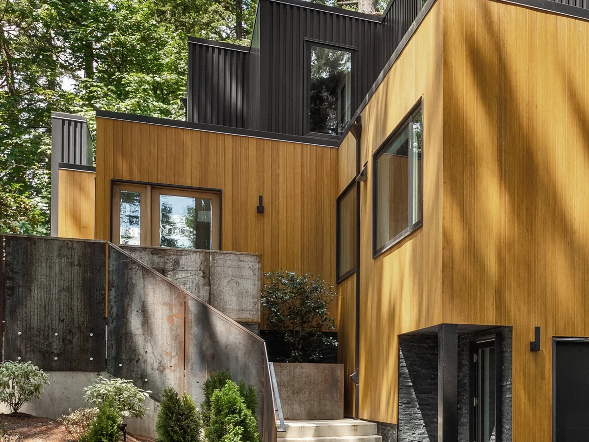 Maison contemporaine en bardage bois avec fenêtres sombres