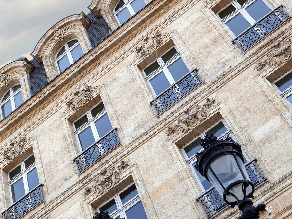 Façade d'immeuble ancien avec fenêtres bois gueule de loup