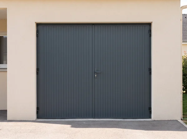 Porte de garage battante anthracite à deux vantaux