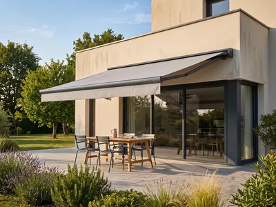 Store banne à coffre anthracite déployé au-dessus d'une terrasse