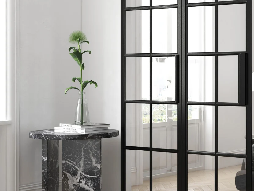 Porte vitrée style atelier en acier noir dans un intérieur clair