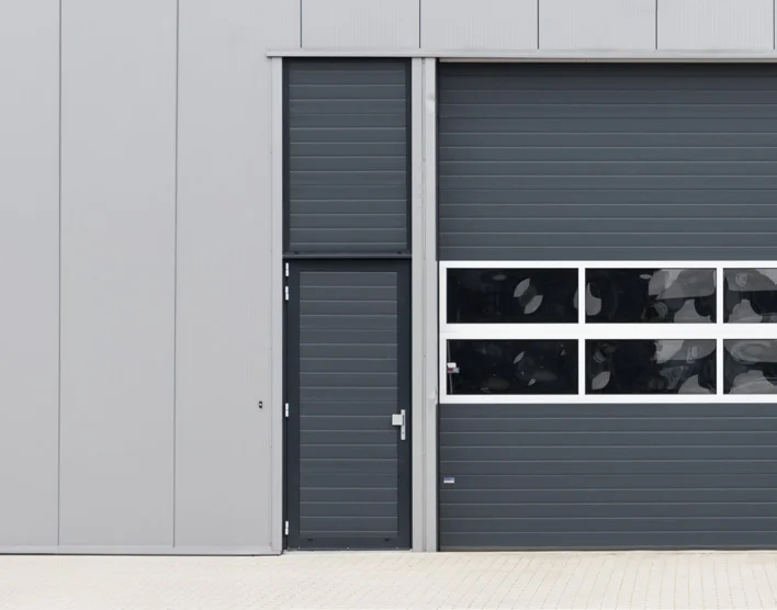 Porte d'entrée acier anthracite assortie à la porte de garage