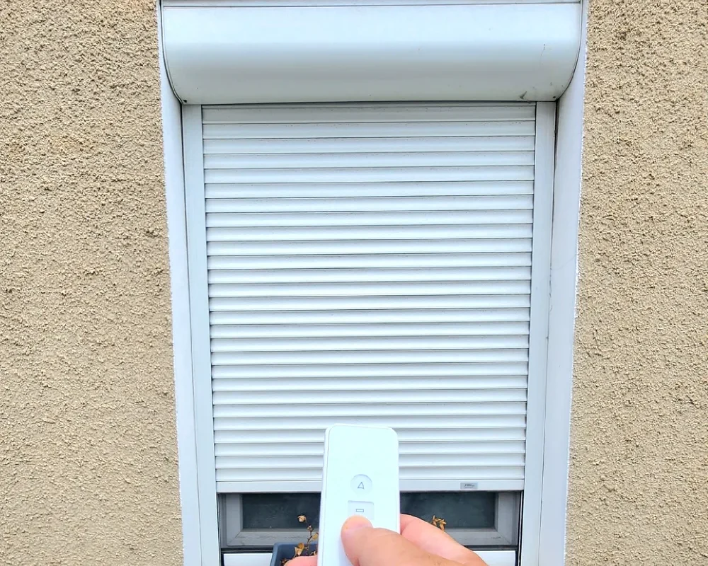 Volet roulant électrique blanc avec coffre de rénovation commandé par télécommande, chantier BATWIN