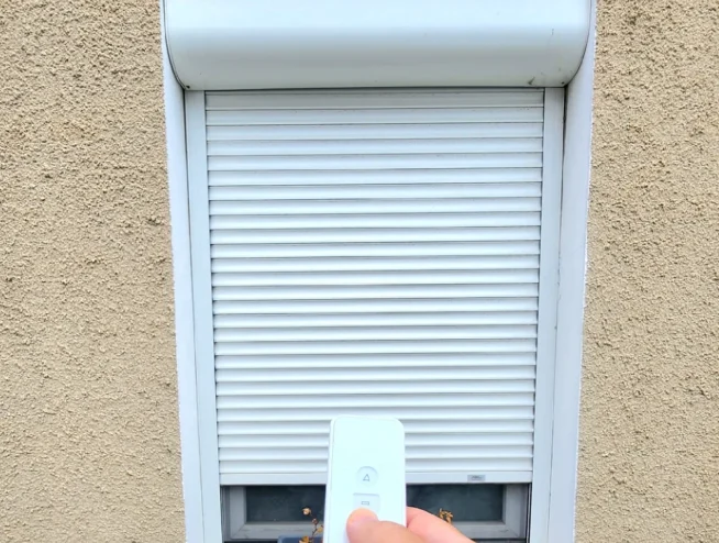 Volet roulant électrique blanc avec coffre de rénovation commandé par télécommande, chantier BATWIN