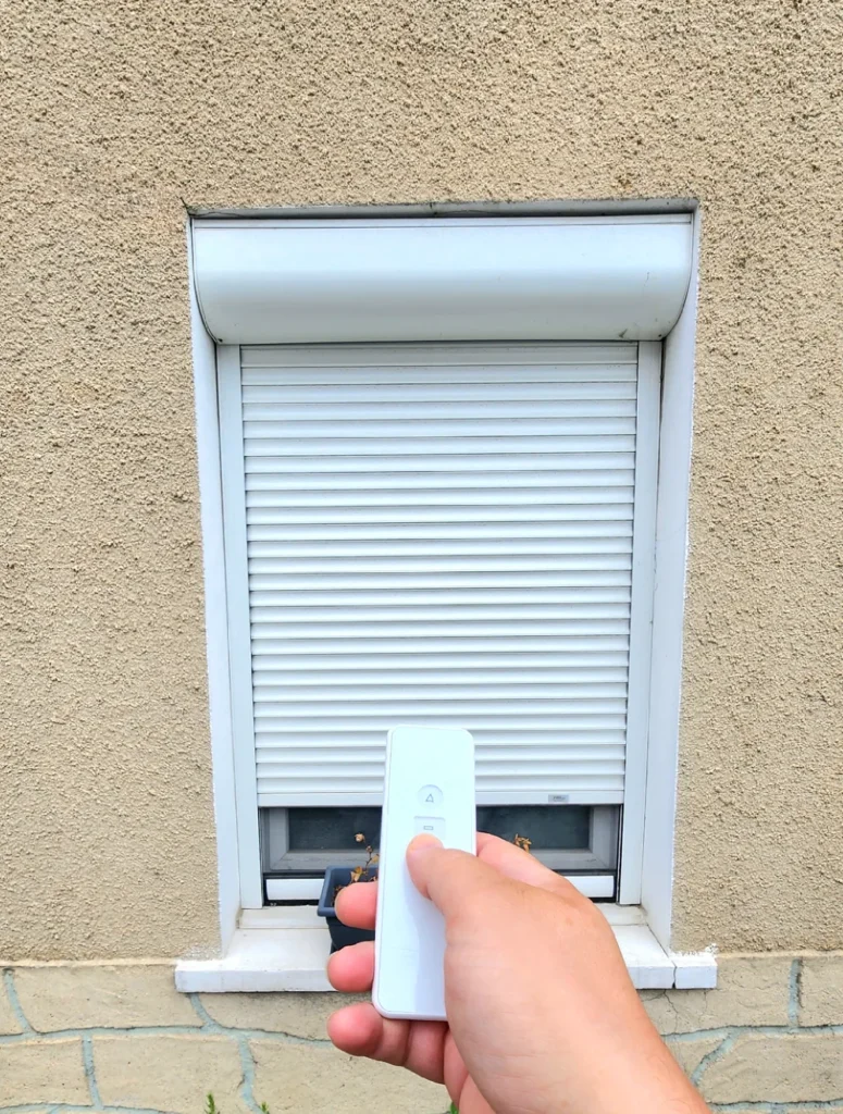 Volet roulant électrique blanc avec coffre de rénovation commandé par télécommande