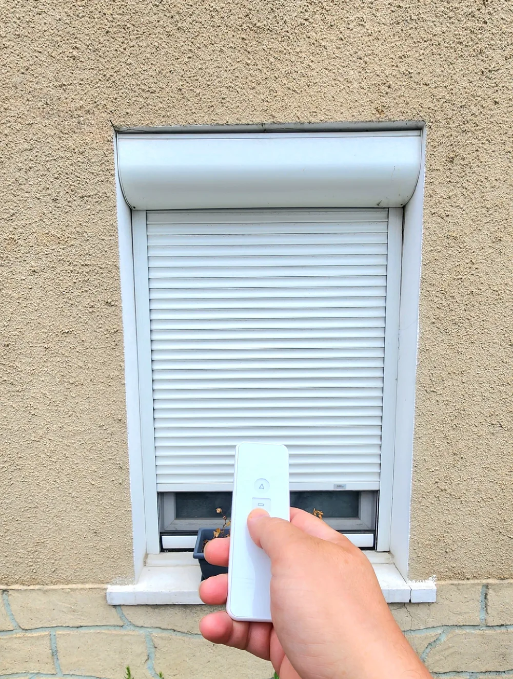 Volet roulant électrique blanc avec coffre de rénovation commandé par télécommande, chantier BATWIN