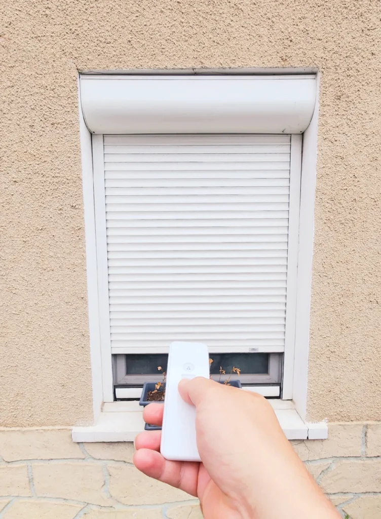 Volet roulant électrique blanc fermé avec coffre de rénovation extérieur