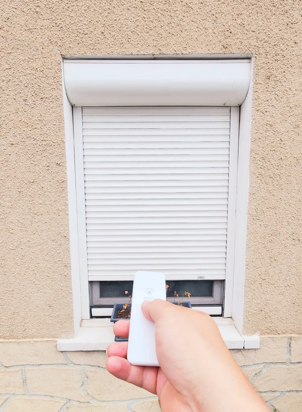 Volet roulant électrique fermé avec coffre de rénovation extérieur sur façade enduite, pose Batwin Val-d'Oise